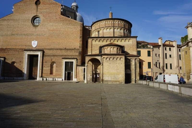 Die Kathedrale von Padua (Duomo) mit dem Baptisterium (Battistero)