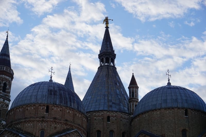 Blick auf die Kuppeln der Basilica Sant'Antonio von Hotel Donatello aus