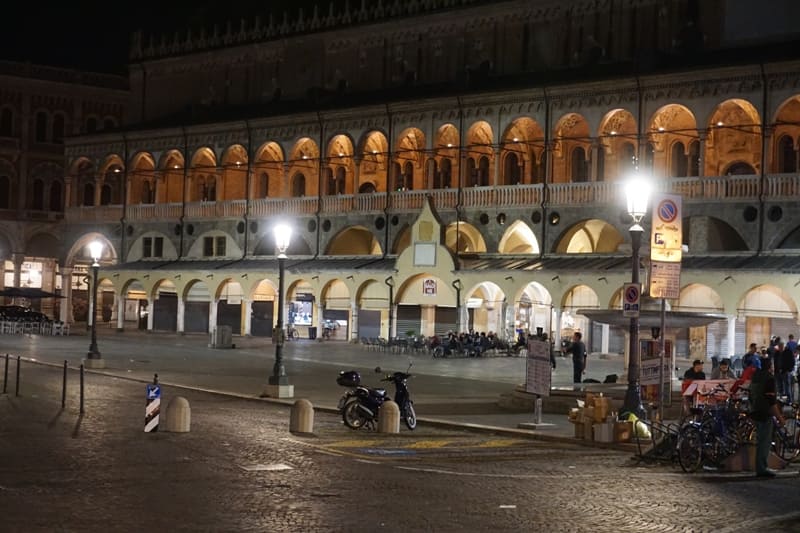 Der Palazzo della Ragione bei Nacht ist wunderschön beleuchtet