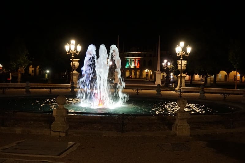 Der Springbrunnen auf dem Prato della Valle bei Nacht