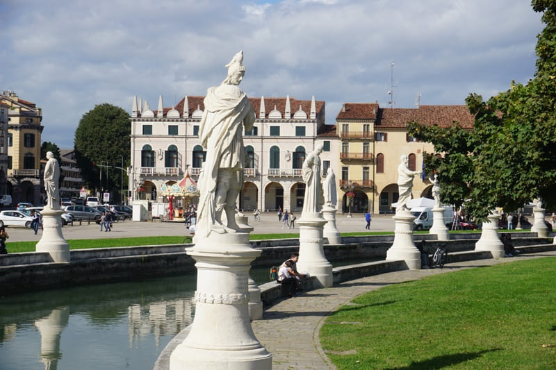 Der Prato della Valle mit seinen 78 lebensgroßen Statuen