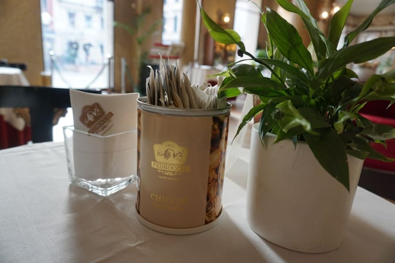 bedruckte Servietten und Zucker im Café Pedrocchi