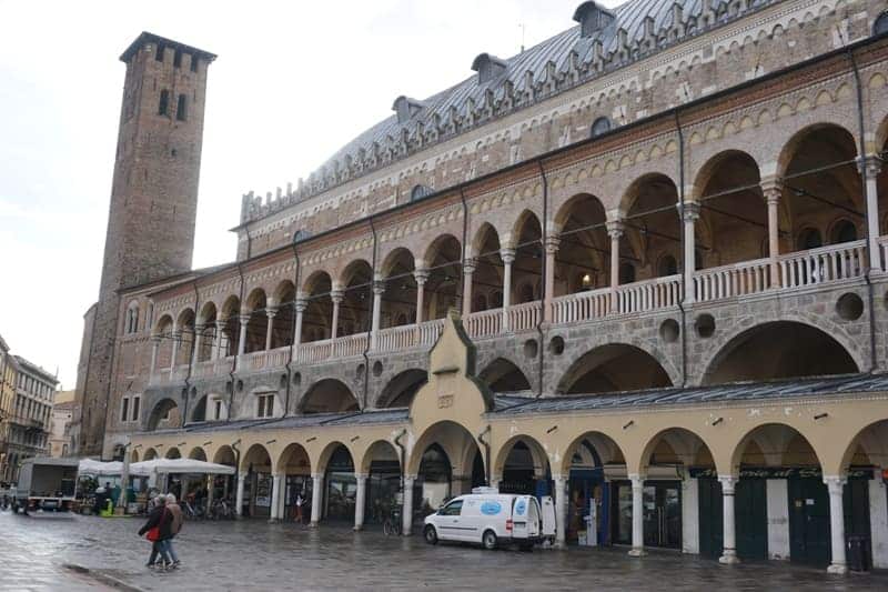 Der Torre degli Anziani grenzt an den Palazzo della Ragione an